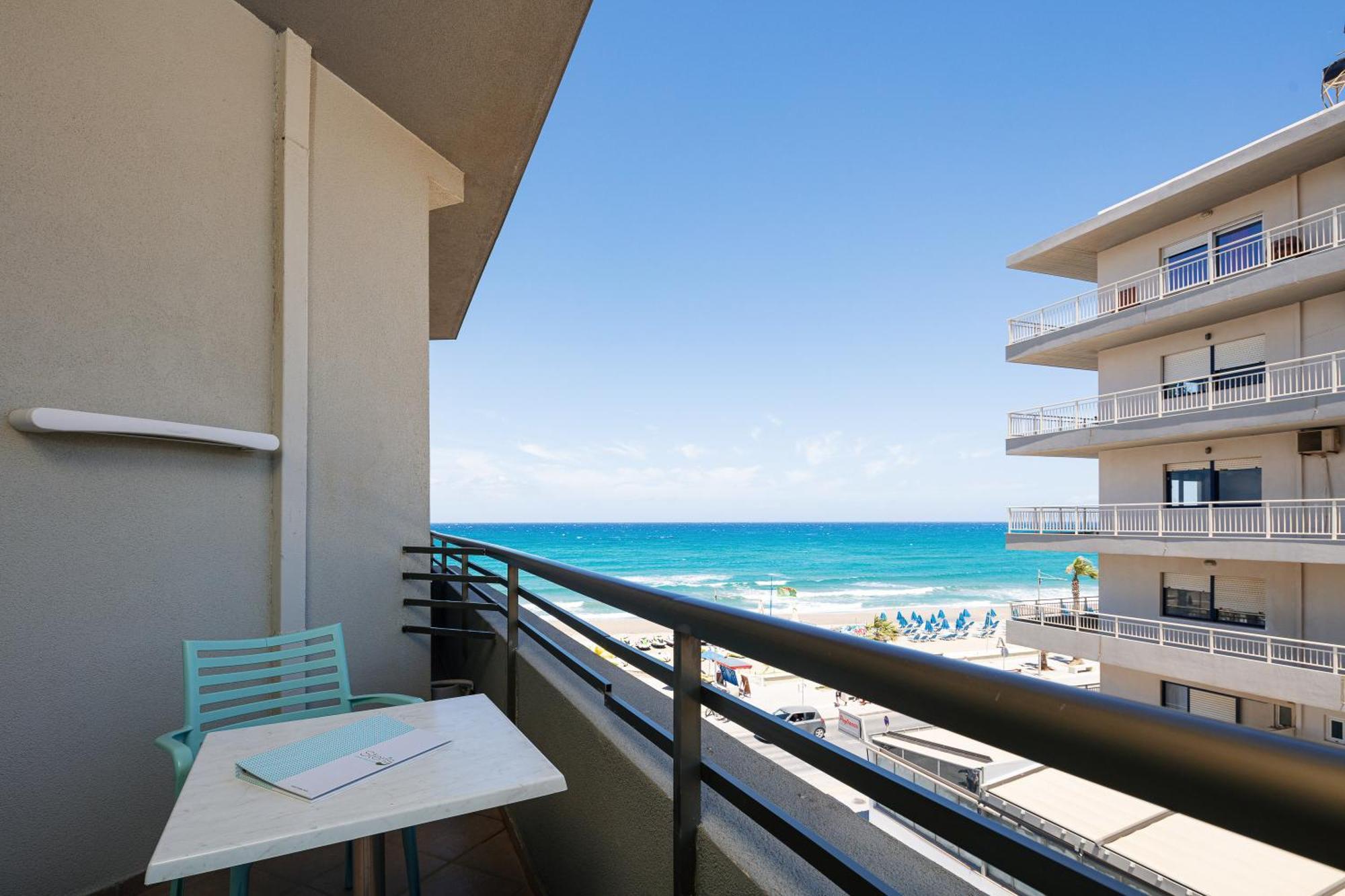 Steris Elegant Beach Hotel & Apartments 罗希姆诺 外观 照片